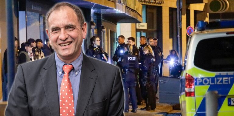 Der Dortmunder CDU-Chef Sascha Mader. Im Hintergrund montiert ein Schwerpunkteinsatz der Polizei auf der  ampstraße.