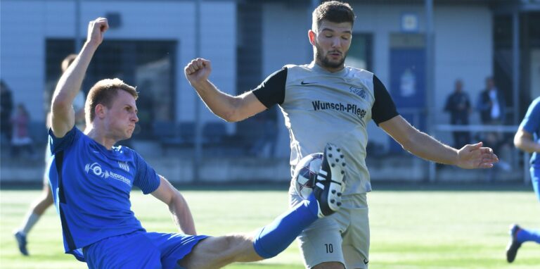 Emre Hamut (r) und sein FC Frohlinde unterlagen dem Spitzenreiter FC Altenbochum mit 2:4.
