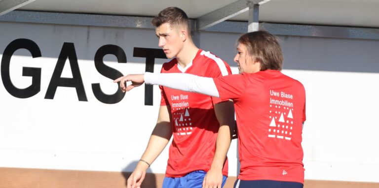 Trotz der Gelb-Roten Karte gegen Niklas Werner (l) zu Beginn der zweiten Halbzeit kam der FC Castrop-Rauxel von Trainer Michael Wurst (r) zu einem 1:0-Sieg beim SV Westfalia Huckarde.