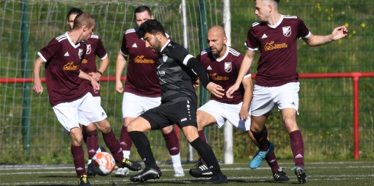 Die SG Victoria/Sportfreunde (rote Hemden) verlor das Derby gegen Eintracht Ickern nach einem torreichen Duell mit 3:5 (2:3).