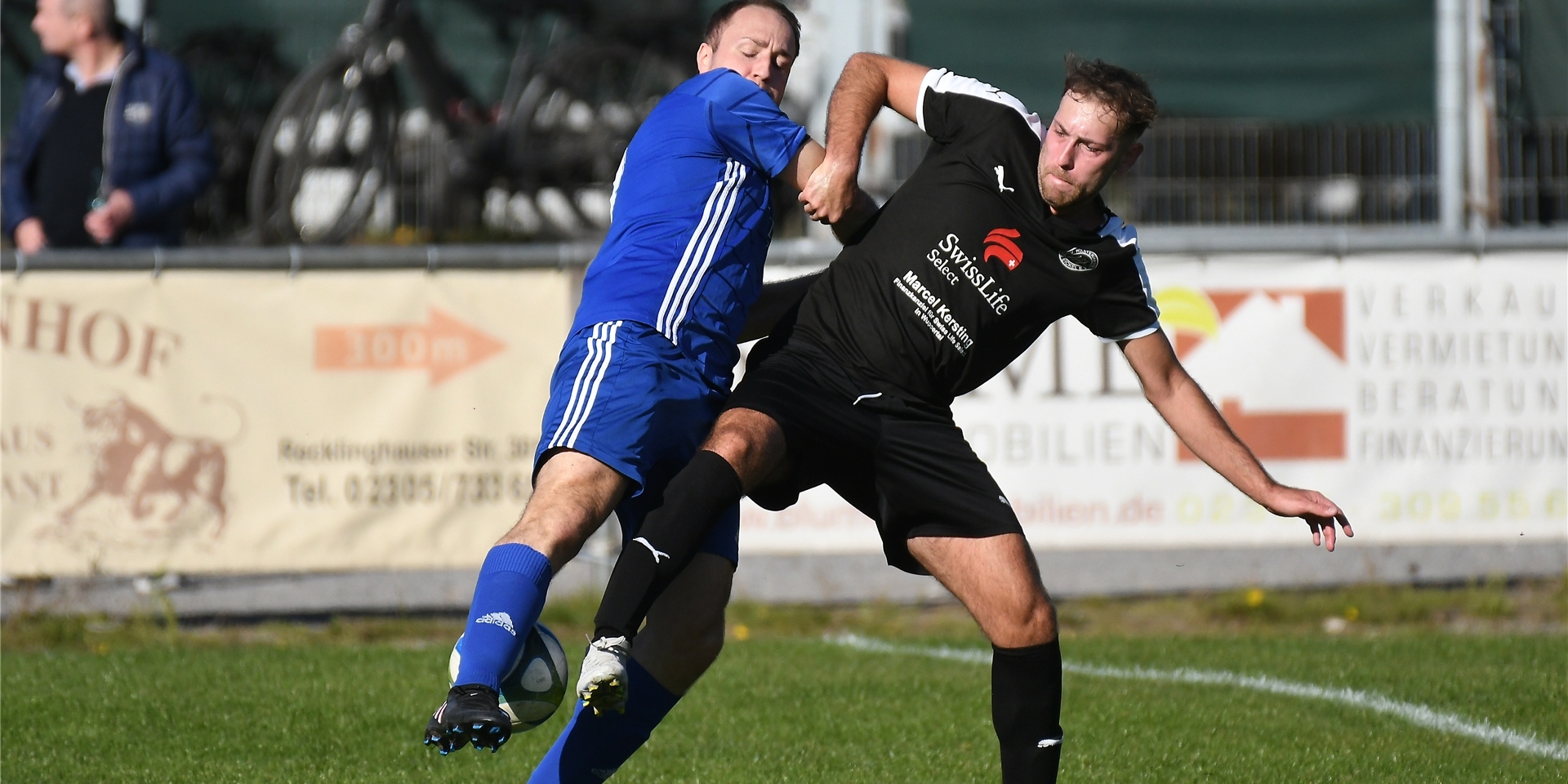 Rpbin Jasik (l) und der VfB Habinghorst rangen den SV Holsterhausen im Topspiel der Kreisliga A nieder.