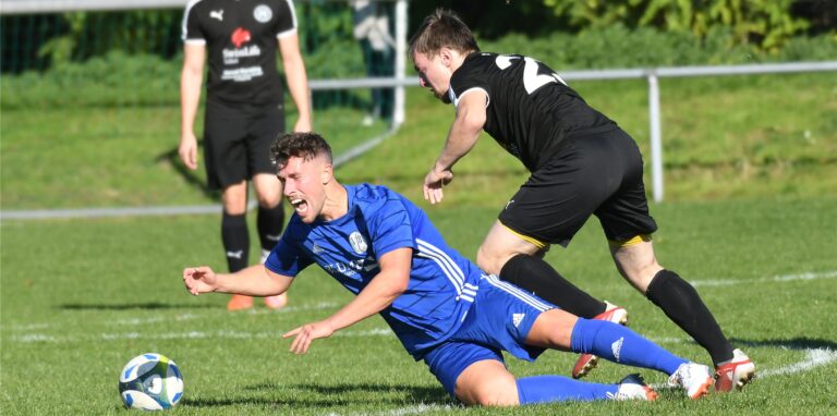 Dustin Lukat (im Fallen) und der VfB Habinghorst besiegten den SV Holsterhausen mit 2:0. Somit bleibt Habinghorst Tabellenführer.