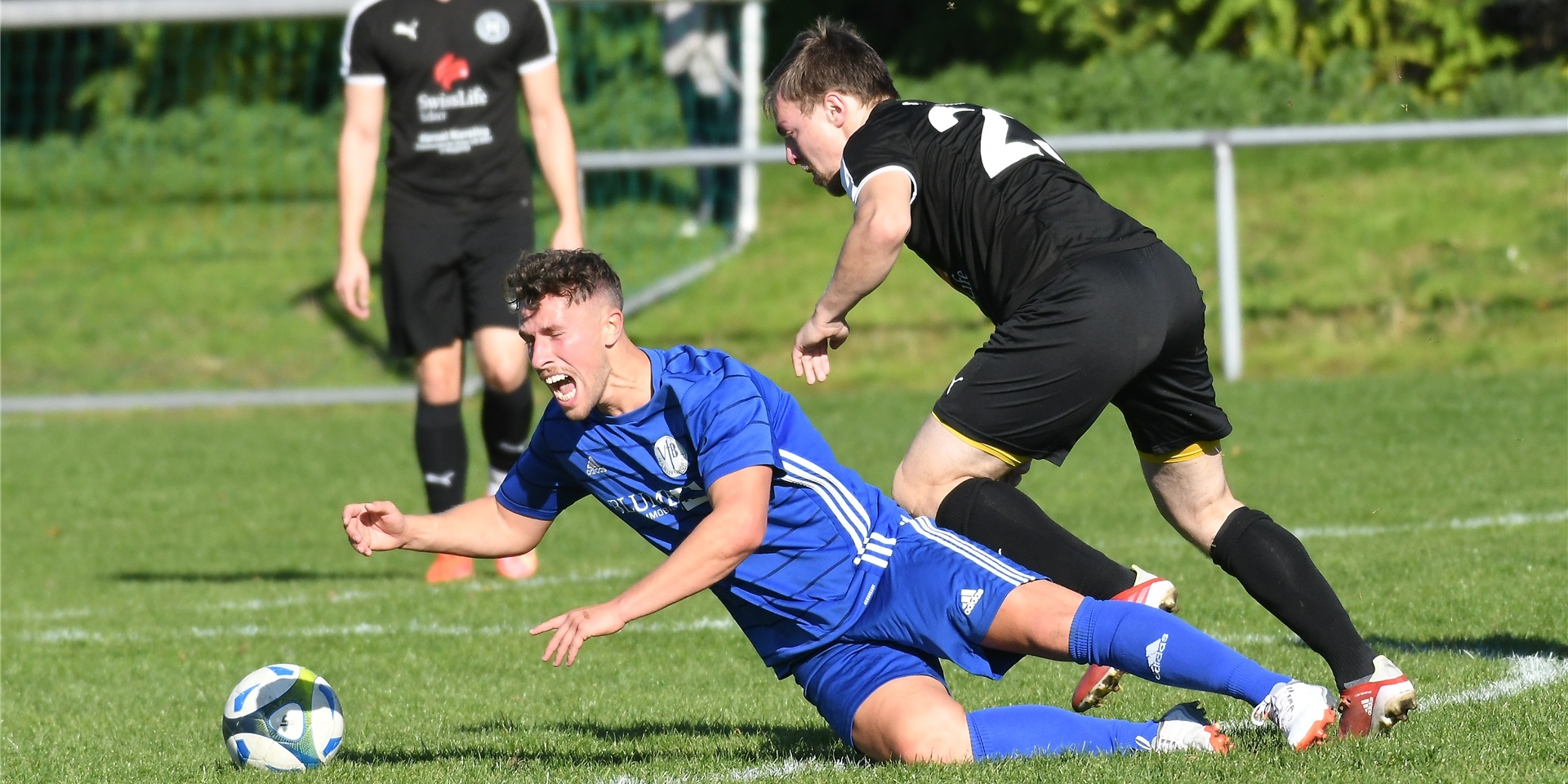 Dustin Lukat (im Fallen) und der VfB Habinghorst besiegten den SV Holsterhausen mit 2:0. Somit bleibt Habinghorst Tabellenführer.
