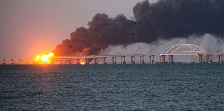 Flammen und Rauch steigen von der Krim-Brücke auf, die das russische Festland und die Halbinsel Krim über die Straße von Kertsch verbindet.