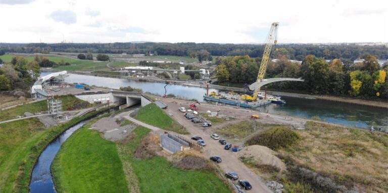Der auf einem Ponton schwimmende Kran hievt das Bauteil über das Wasser an die richtige Position.