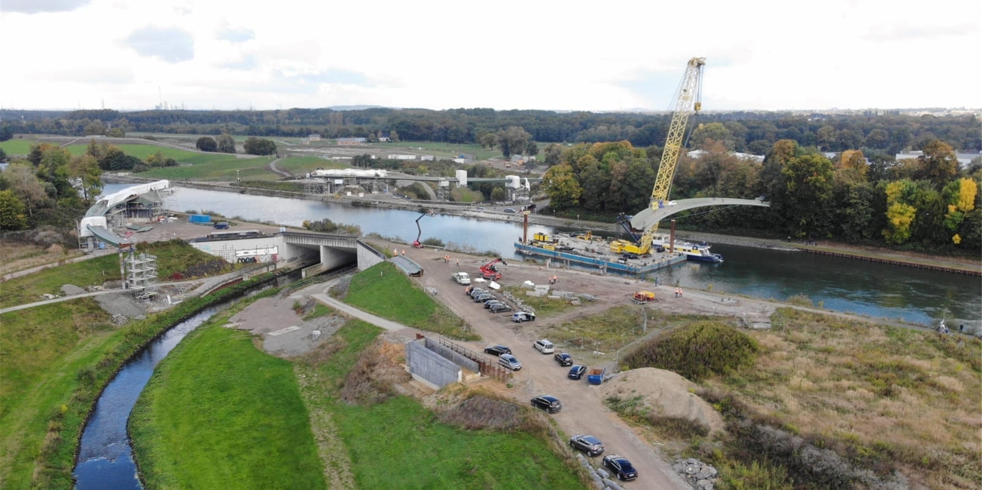 Der auf einem Ponton schwimmende Kran hievt das Bauteil über das Wasser an die richtige Position.