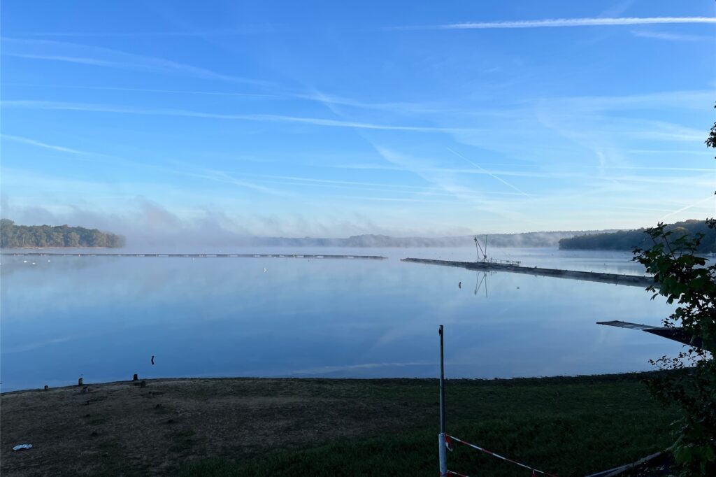 Der morgendliche Tau zieht über den Halterner Stausee. Der morgendliche Tau zieht über den Halterner Stausee.