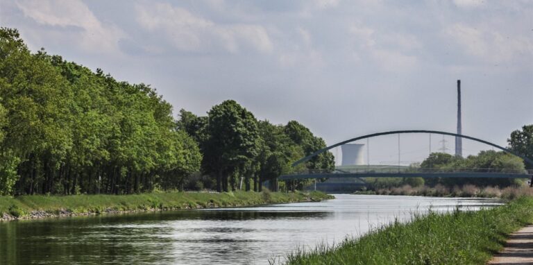 Ein Blick auf den Datteln-Hamm-Kanal in Waltrop und das Trianel-Kraftwerk.