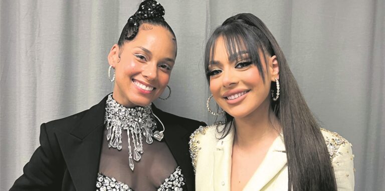 Alicia Keys und die Sängerin Ayliva aus Recklinghausen posieren für ein Foto