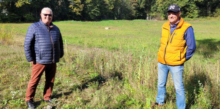 Oer-Erkenschwicks Baudirektor Michael Grzeskowiak und Bauholfsleiter Gerold Schmelter auf dem Gelände am Haardgrenzweg, auf dem möglichst bald ein Dirtpark entstehen soll.