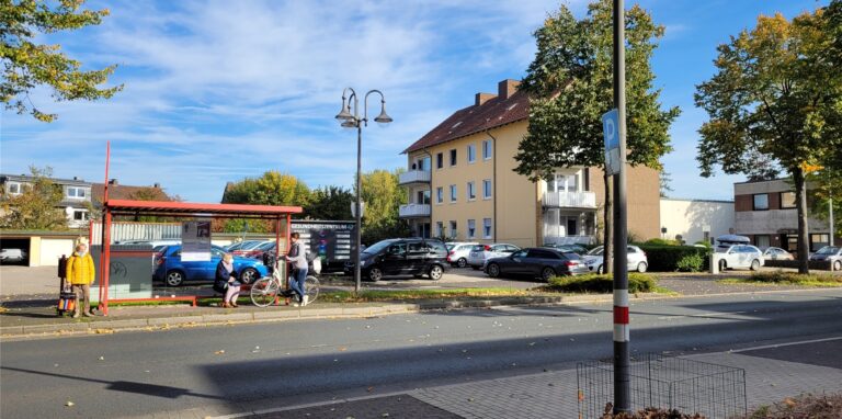 Die bislang als Parkplatz genutzte Baulücke zwischen Ärztehaus 2 und Poststelle an der Ludwigstraße in Oer-Erkenschwick soll entlang der Fahrbahn mit einem Wohn- und Geschäftshaus geschlossen werden.
