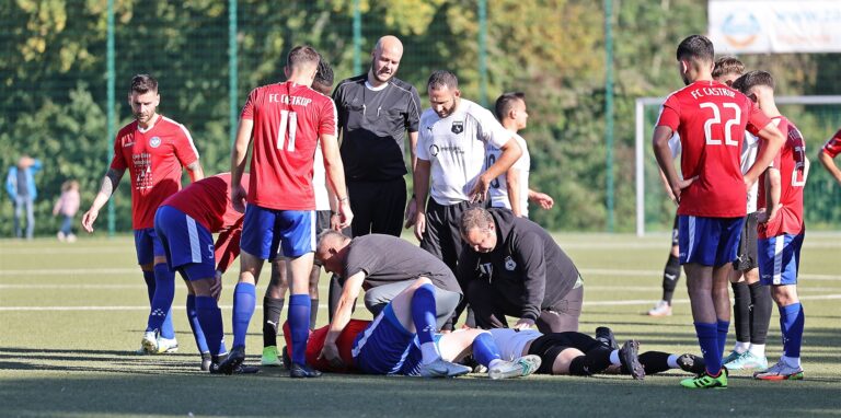Die medizinischen Betreuer beider Mannschaften mussten beim Bezirksliga-Spiel zwischen Westfalia Huckarde und FC Castrop-Rauxel auf den Platz. Diese und viele weiteren Szenen des neunten Spieltages fingen unsere Fotografen im Bild ein.