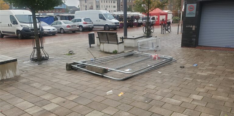 Umgekippte Bauzäune, ein herrenloser Einkaufswagen, Scherben und leere Becher auf dem Waltroper Marktplatz.