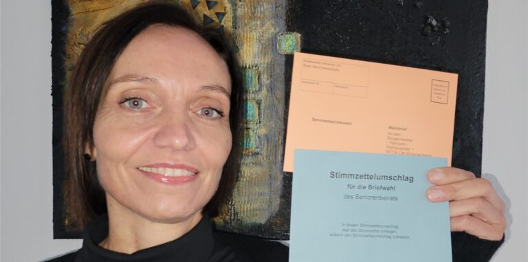 Verwaltungsmitarbeiterin Anika Windeck ist im Rathaus von Oer-Erkenschwick mit der Vorbereitung und Durchführung der Seniorenbeiratswahl betraut.