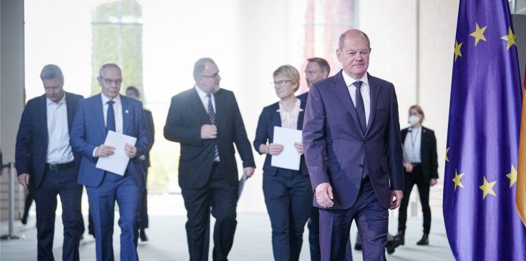 Wirtschaftsminister Robert Habeck (v.l.,), Michael Vassiliadis, Vorsitzender der  IG BCE, Siegfried Russwurm, Präsident des BD, Veronika Grimm, Mitglied im Sachverständigenrat der Bundesregierung, Finanzminister Christian Lindner und Bundeskanzler Olaf Scholz (SPD) kommen zur Übergabe des Berichts mit dem Vorschlag der Unabhängigen Kommission für Erdgas und Wärme.