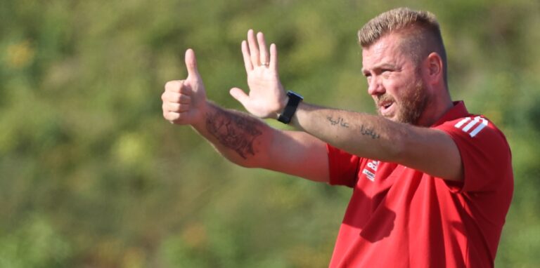 Nicht sechs – wie es hier Trainer Tino Westphal von der SG Castrop hier anzeigt – sondern sogar elf Themenbereiche haben unsere Reporter rund um den neunten Fußball-Spieltag veröffentlicht.