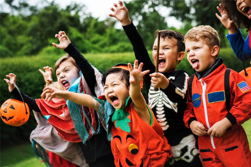 verkleidete kinder an halloween