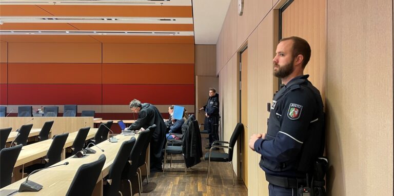 Die Angeklagte sitzt im Schwurgericht Bochum.