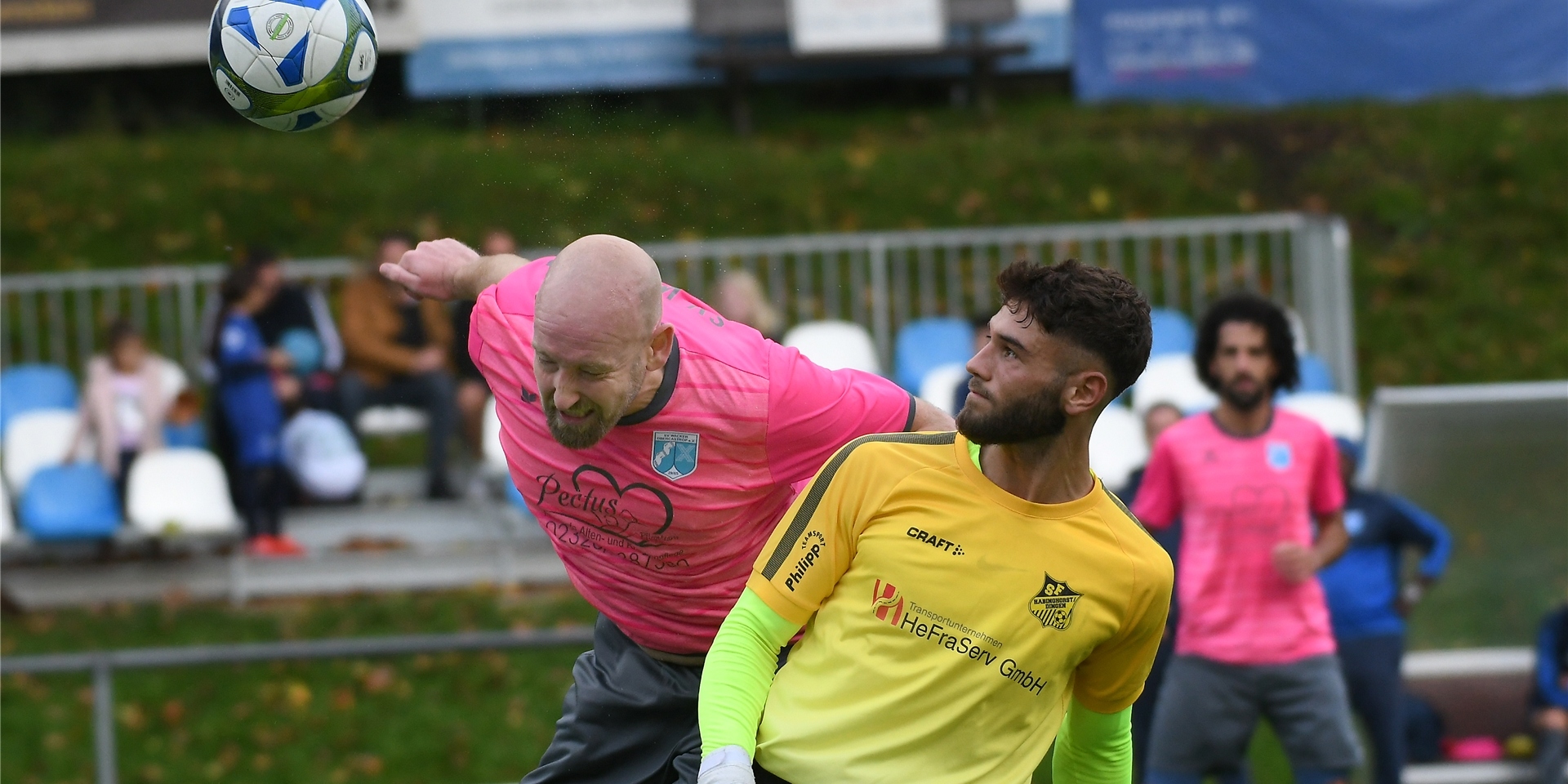 Ahmet Emin Tunc (r) traf für die Erste und Zweite Mannschaft der SG Victoria/Sportfreunde am neunten Spieltag jeweils einmal ins Tor.