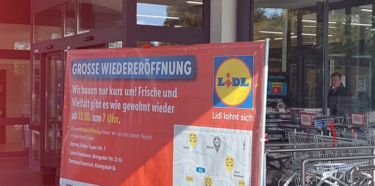 Ein Plakat am Eingang des Waltroper Lidl-Markts an der Leveringhäuser Straße weist auf Umbauarbeiten hin.