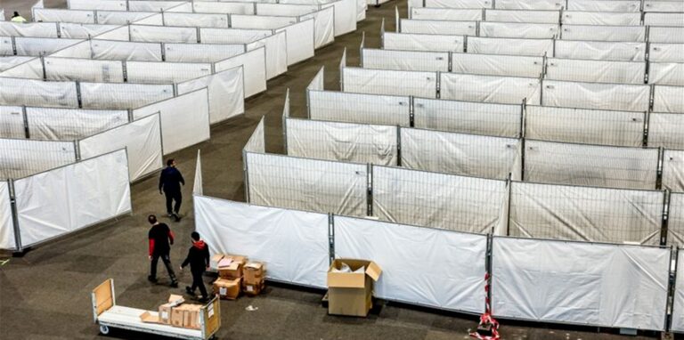 Arbeiter bereiten eine Messehalle in Hamburg für die Unterbringung von Menschen aus der Ukraine vor. Dort sollen kurzfristig rund 400 Vertriebene Schutz finden.