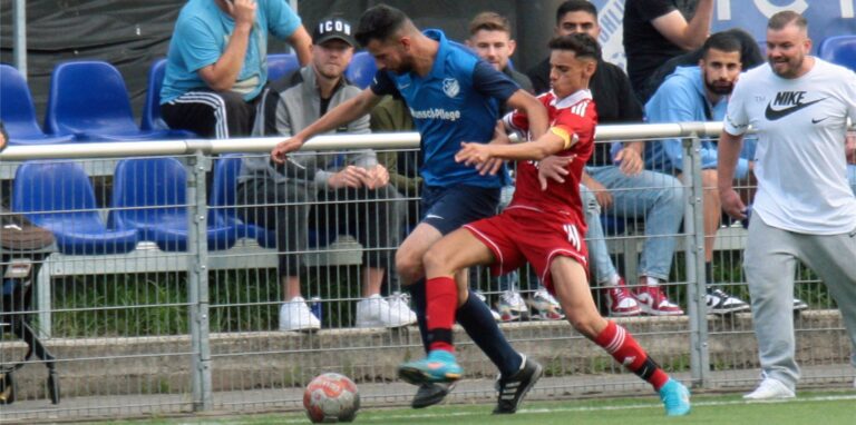 Der FC Frohlinde (blaue Trikots) und die SG Castrop (in Rot) standen sich im Stadtmeisterschafts-Halbfinale gegenüber – und stecken nach dem neunten Bezirksliga-Spieltag im Tabellenkeller fest.