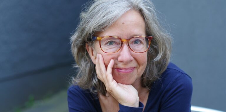 Die Fotografin Sibylle Ostermann lächelt in die Kamera.