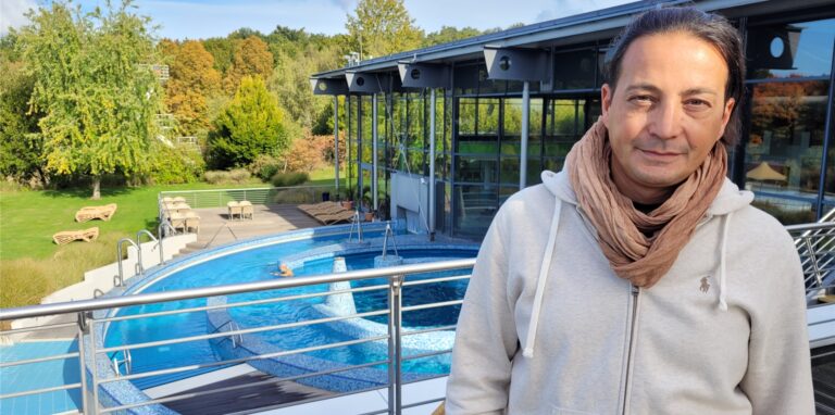 Maritimo-Geschäftsführer Ibrahim Özcan im Außenbereich des Freizeitbades in Oer-Erkenschwick.