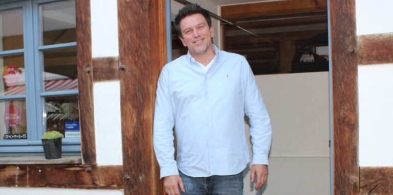 Stefan Manier vor der Eingangspforte des Gasthauses Stromberg in Waltrop.