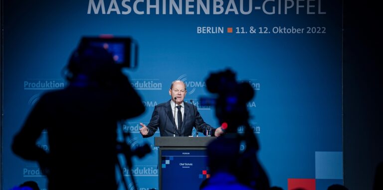Bundeskanzler Olaf Scholz (SPD) spricht beim 13. Deutschen Maschinenbaugipfel des Verbands Deutscher Maschinen- und Anlagenbau (VDMA) zu den Teilnehmern.