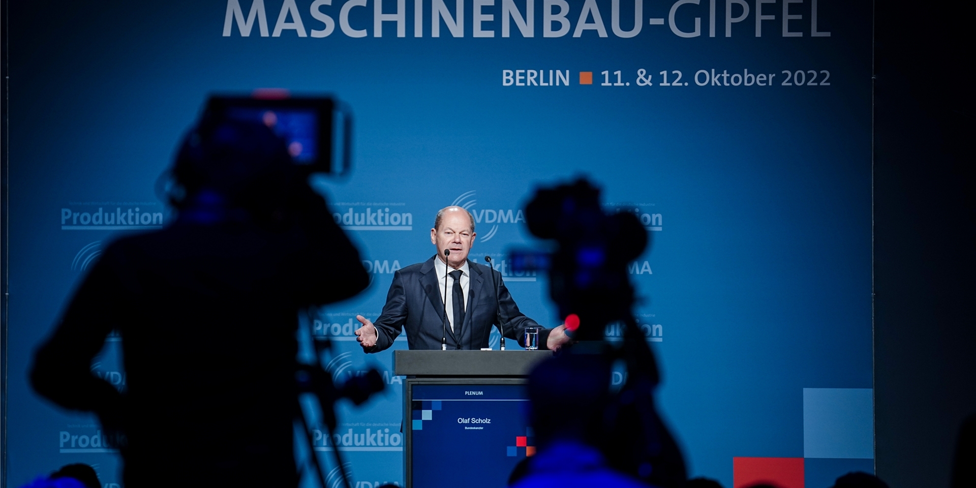Bundeskanzler Olaf Scholz (SPD) spricht beim 13. Deutschen Maschinenbaugipfel des Verbands Deutscher Maschinen- und Anlagenbau (VDMA) zu den Teilnehmern.