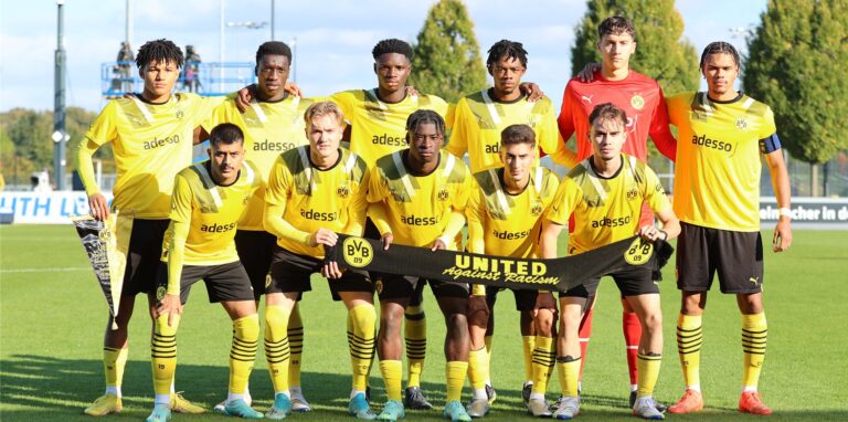 Die BVB-U19 stellt sich zum Mannschaftsfoto auf.