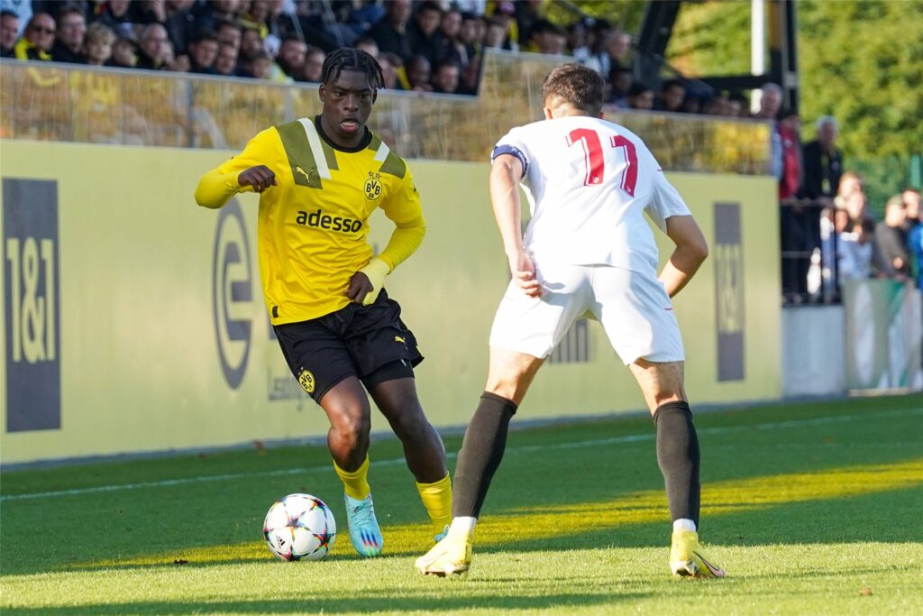 Samuel Bamba im Zweikampf. Samuel Bamba im Zweikampf.