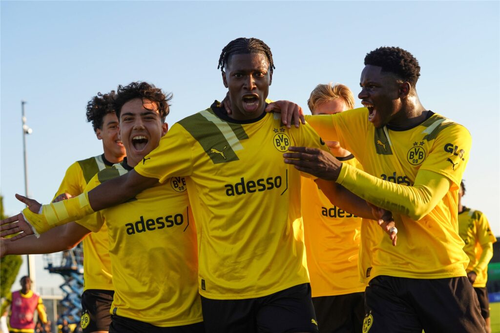 Die BVB-Spieler bejubeln den Sieg gegen Sevilla. Die BVB-Spieler bejubeln den Sieg gegen Sevilla.