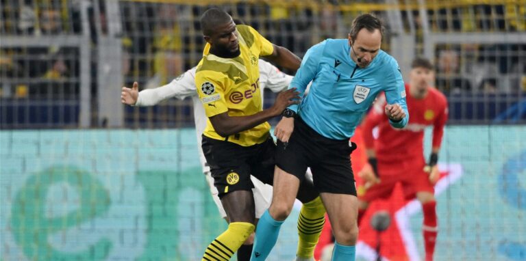 Anthony Modeste prallt mit dem Schiedsrichter zusammen.