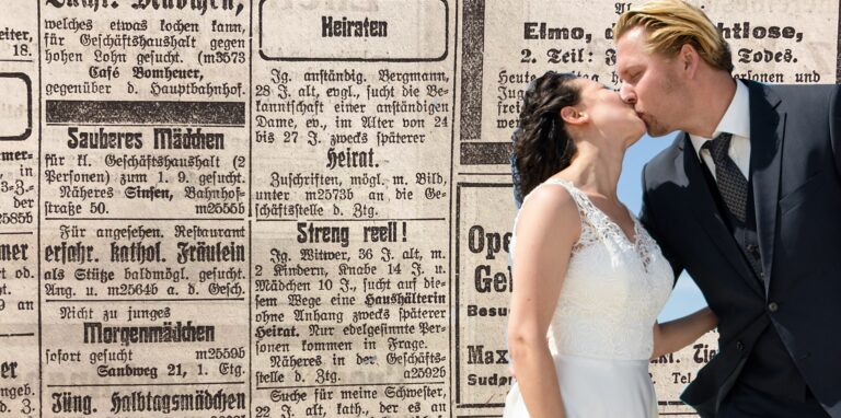 Die Fotomontage zeigt ein sich küssendes Brautpaar aus heutiger Zeit und einen Zeitungsausschnitt mit Heirats-Anzeigen aus dem Jahr 1923.