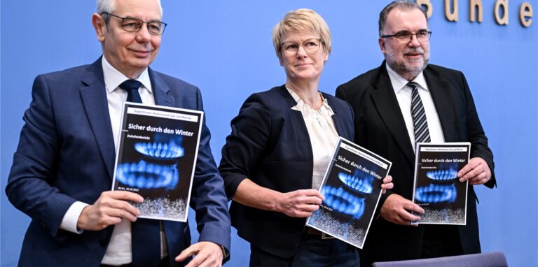 Michael Vassiliadis (l-r), Vorsitzender der Industriegewerkschaft Bergbau, Veronika Grimm, Mitglied im Sachverständigenrat der Bundesregierung, Chemie, Energie (IG BCE), Siegfried Russwurm, Präsident des Bundesverbands der Deutschen Industrie e. V. (BDI) stellen bei der Pressekonferenz den Zwischenbericht der Kommission Erdgas und Wärme vor.