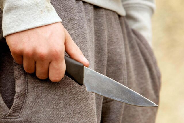 Eine Hand hält ein Messer