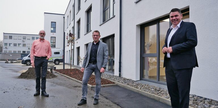Martin Oschinski mit Landrat Mario Löhr und Dezernent Ludwig Holzbeck vor dem neuen Verwaltungsgebäude an der Zechenstraße