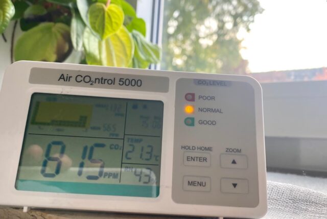 Ein CO2-Warngerät steht auf einer Fensterbank des Waltroper Rathauses.