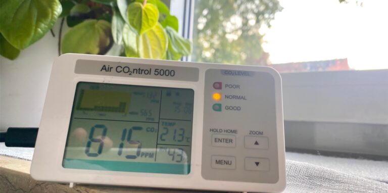Ein CO2-Warngerät steht auf einer Fensterbank des Waltroper Rathauses.
