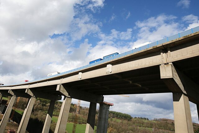 LKW stauen sich auf der Talbrücke Rinsdorf der A45