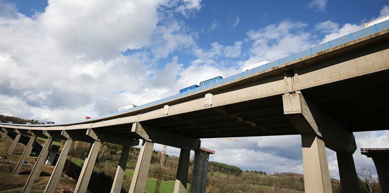 LKW stauen sich auf der Talbrücke Rinsdorf der A45