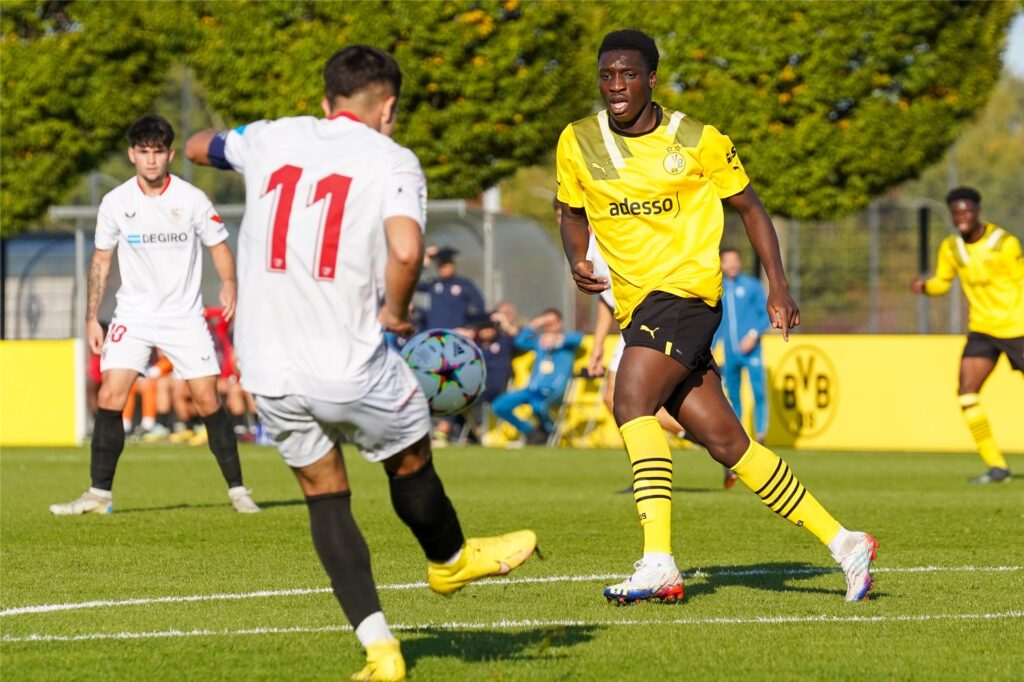 Abdoulaye Kamara im Zweikampf. Abdoulaye Kamara im Zweikampf.