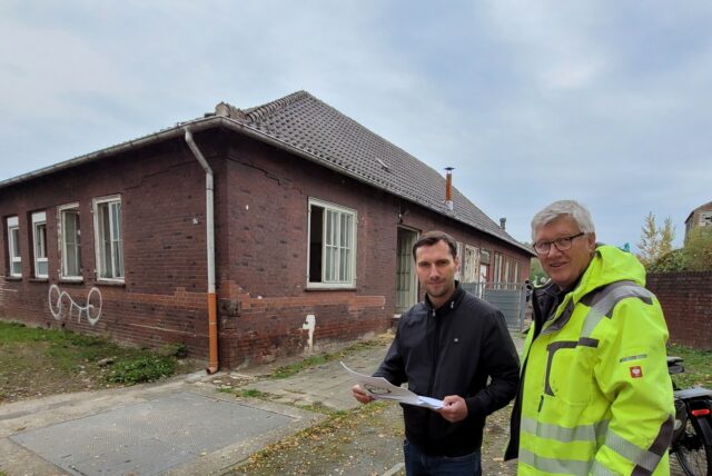 Andreas (li.) und Ludger Heine stehen vor dem ehemaligen Gesundheitshaus der früheren Zeche an der Ewaldstraße in Oer-Erkenschwick.
