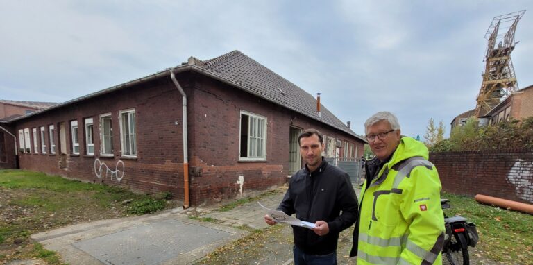 Andreas (li.) und Ludger Heine stehen vor dem ehemaligen Gesundheitshaus der früheren Zeche an der Ewaldstraße in Oer-Erkenschwick.
