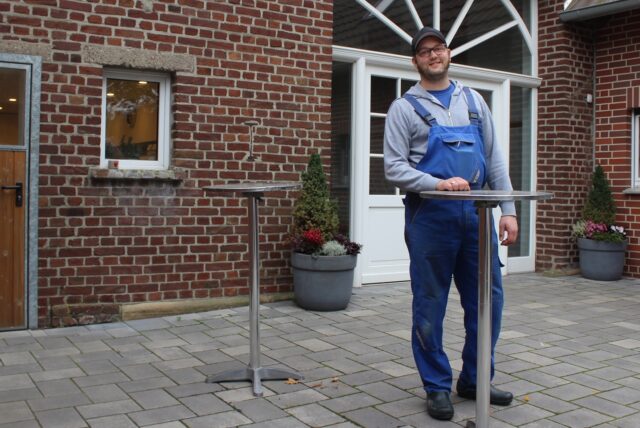 Bernd Krumnacker steht vor seinem Bauernhof in Waltrop.