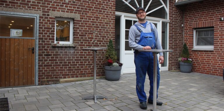 Bernd Krumnacker steht vor seinem Bauernhof in Waltrop.