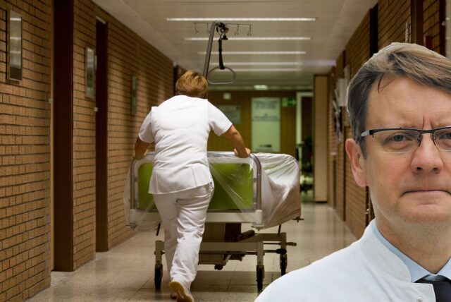 Mann vor einem Krankenhausflur