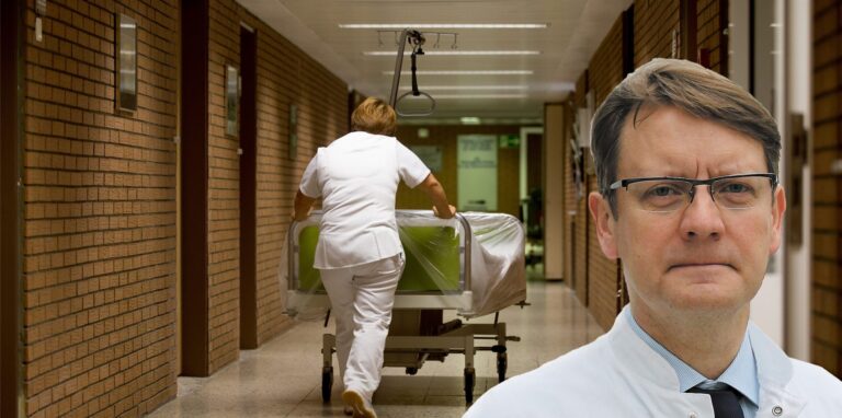 Mann vor einem Krankenhausflur